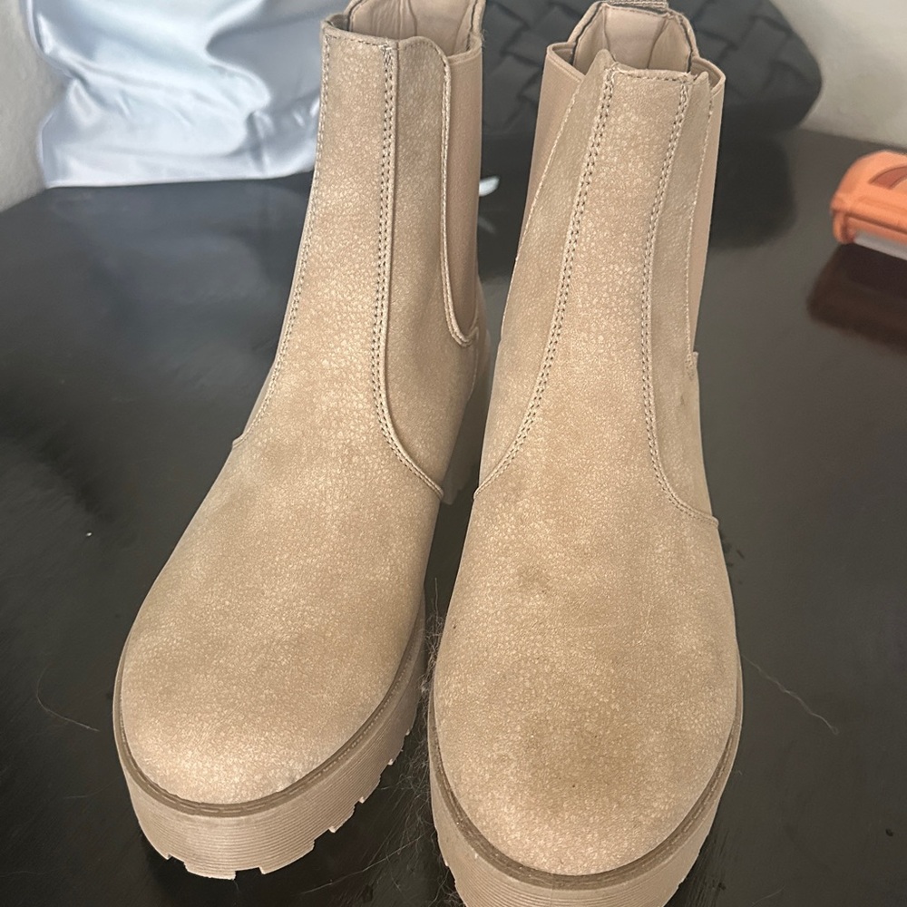 Steve Madden Suede Tan Chelsea boots